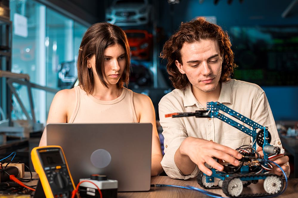 Estudantes usando inteligência artificial em aula de robótica.